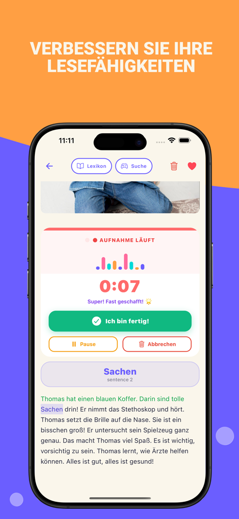 Kind übt lautes Vorlesen mit Aufnahme und Karaoke-Markierung, um die Lesekompetenz zu stärken